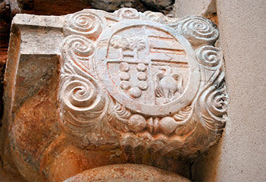 El escudo de la calle Manjavacas