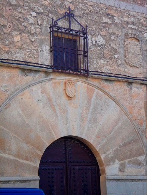 Arco de la entrada principal de la casa encomienda en Socuéllamos