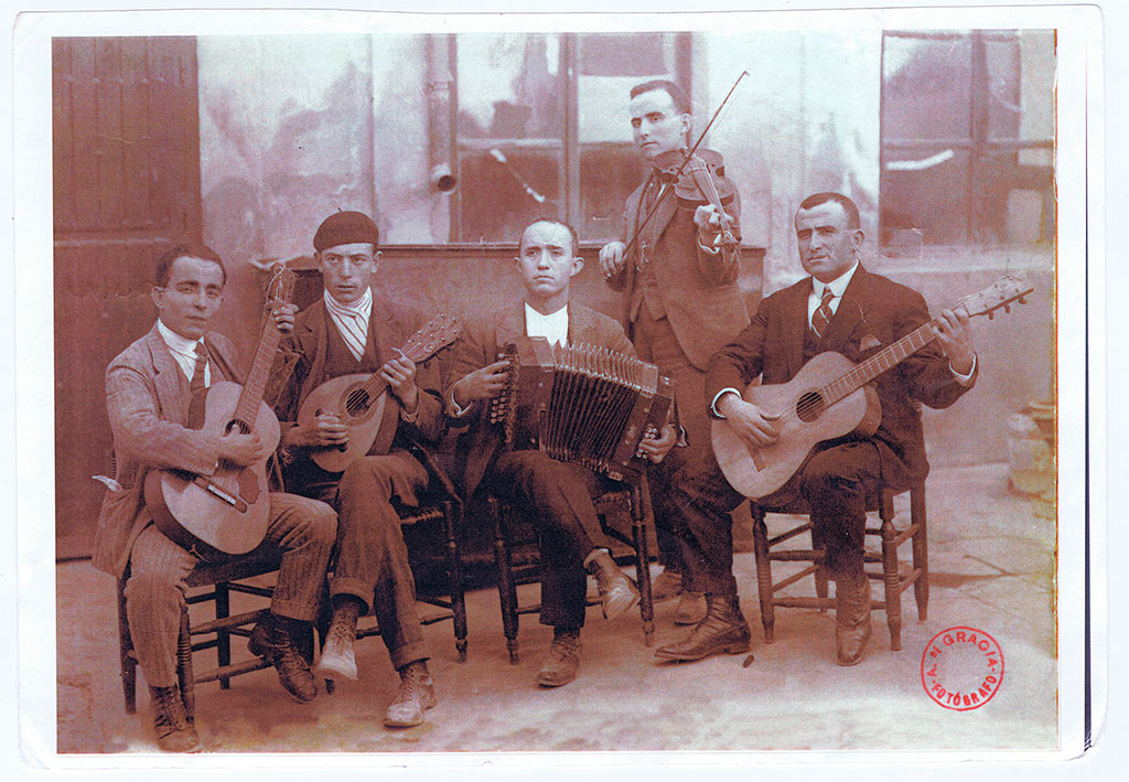 De izquierda a derecha: Joaquín Laguia (guitarra) 21 años, Fotógrafo,  Juan Ramón Laguia (acordeón) 28 años, Brígido Laguia (violín) 18 años, Florencio Laguia (guitarra) 24 años. La foto está tomada el día de la primera boda de Florencio que fue en 1921