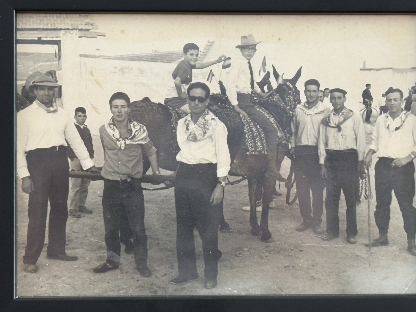 De izquierda a derecha: Pedro Vidal, Manuel Olivares, Ángel Olivares, Apolonio Vidal, Román (carburo) y Santiago Olivares. y, por detrás, Ángel Moreno Olivares y José Luis Moreno Olivares subidos a dos mulas.