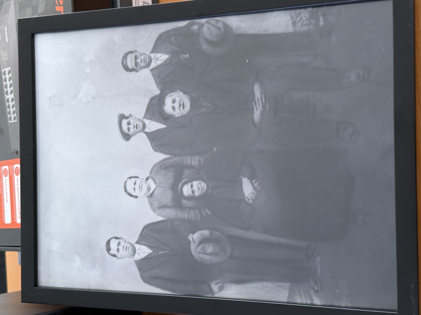 - De pie de izquierda a derecha: Agustín, Benita, Julio e Isidoro Contreras Montoya
	- Sentados: Basilisa Montoya Cano (Zamora) y Honorato Contreras Izquierdo
