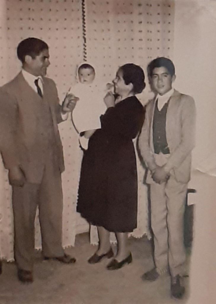 Expedita Moreno López con su hijo José Alfonso en los brazos, de un año de edad; a la izquierda de la fotografía, Miguel Tinajero Moreno, de dieciocho años; y a la derecha, Román Tinajero Moreno, de catorce, sus otros dos hijos. La foto está hecha por un fotógrafo de Quintanar de la Orden