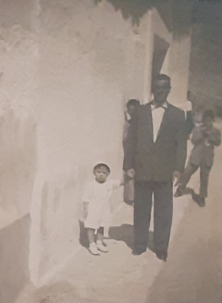 Román Tinajero Cano con su hijo José Alfonso, el domingo de la Función de Manjavacas del año 1955.