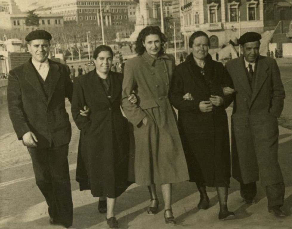 De boda en Madrid, el año 1948. A la izquierda de la imagen, Román Tinajero Cano y Expedita Moreno López (matrimonio); en el centro, Salus Gómez Martínez; y a la derecha Primitiva Martínez Izquierdo y Urbano Gómez Zarco (matrimonio). Salus es hija de Primitiva y de Urbano, y la foto está hecha en el principio del Paseo del Prado y al fondo, la plaza de la Cibeles.