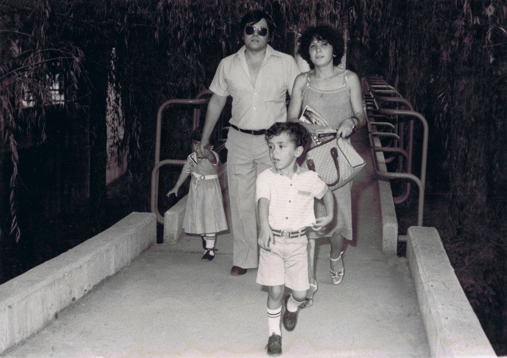 Pilar Hernández Hidalgo y José Tinajero Moreno, con sus hijos Laura y Javier, a la entrada del Parque Zoológico de Madrid, en el año 1982. La foto se la hacían a todos los que entraban al parque y a la salida las mostraban, por si la querías comprar, y, claro, ¡cómo no la comprabas!