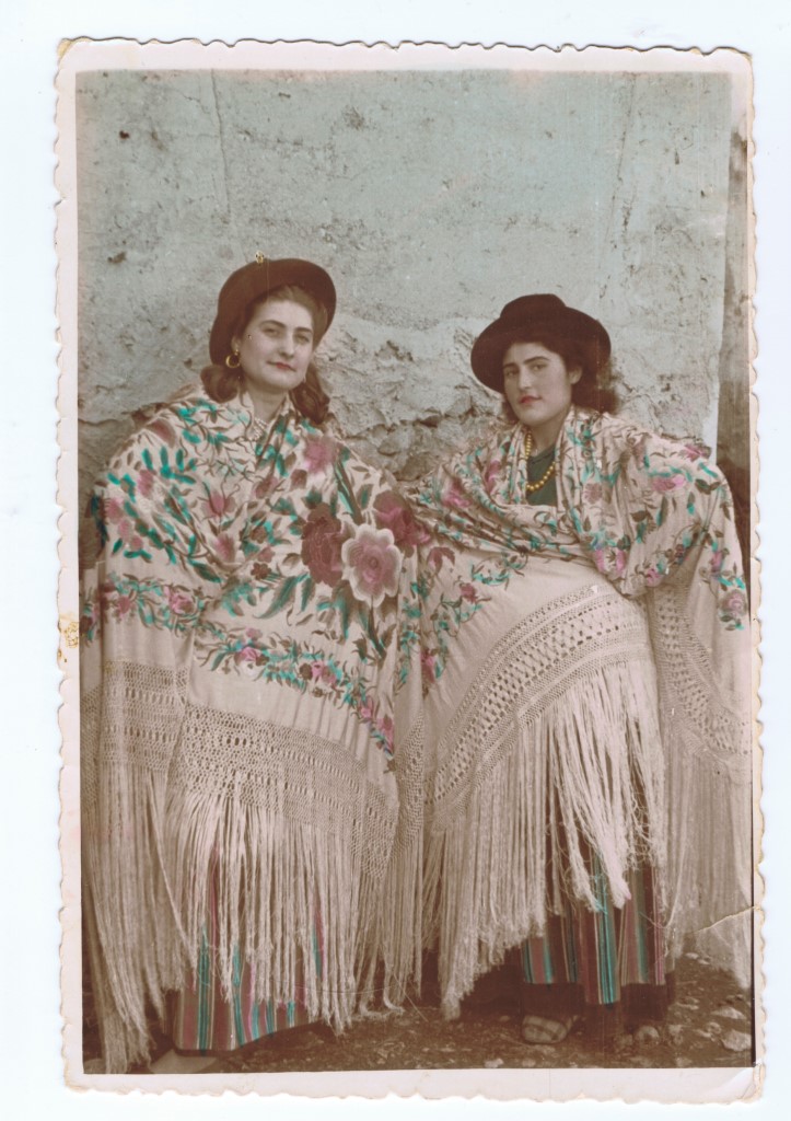 Dolores Alcázar Cantarero y su amiga