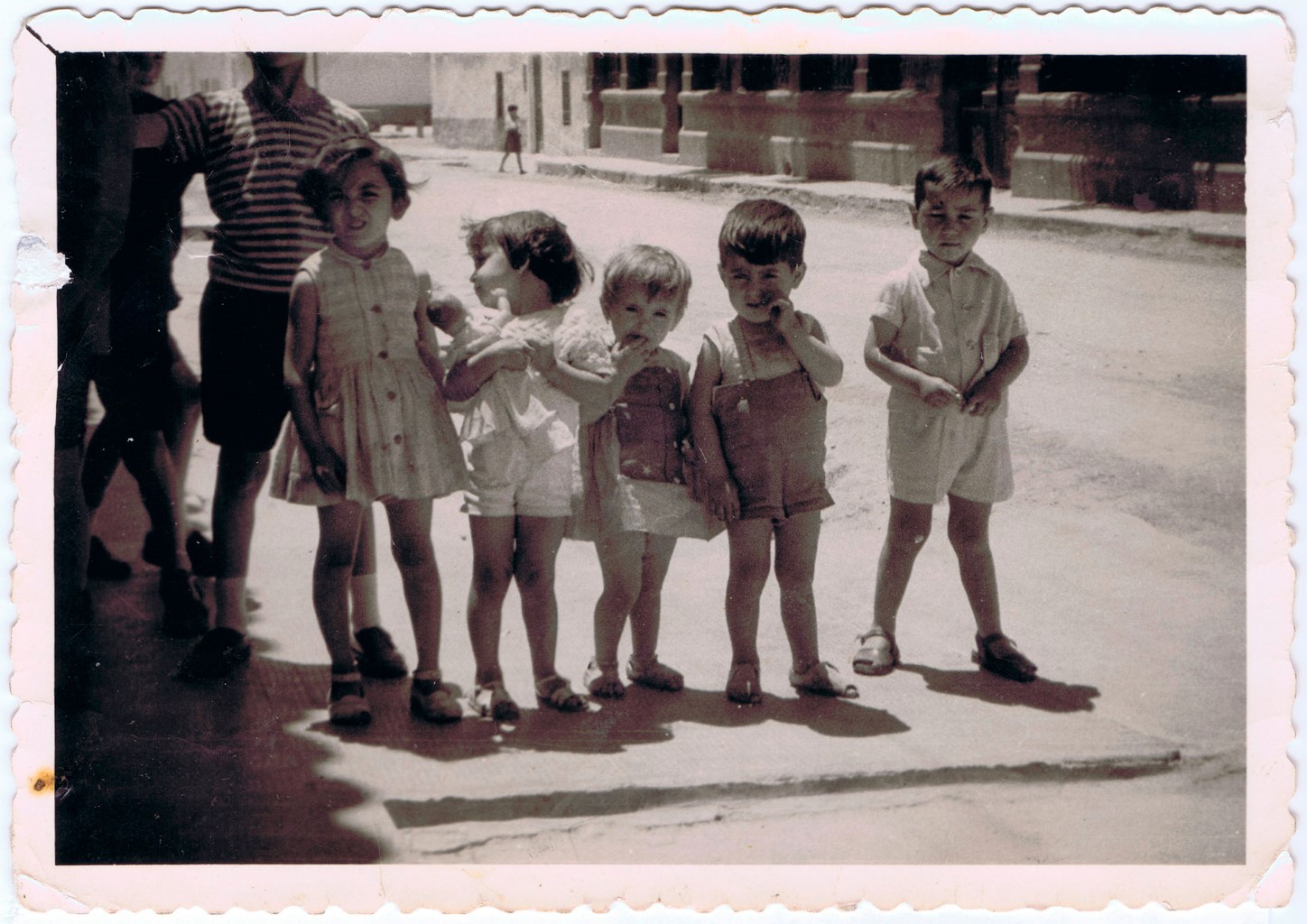 Frente al Asilo (ahora Instituto): Sacramento, Pili, Carmen Martínez, Miguel y Leandro Quejigo