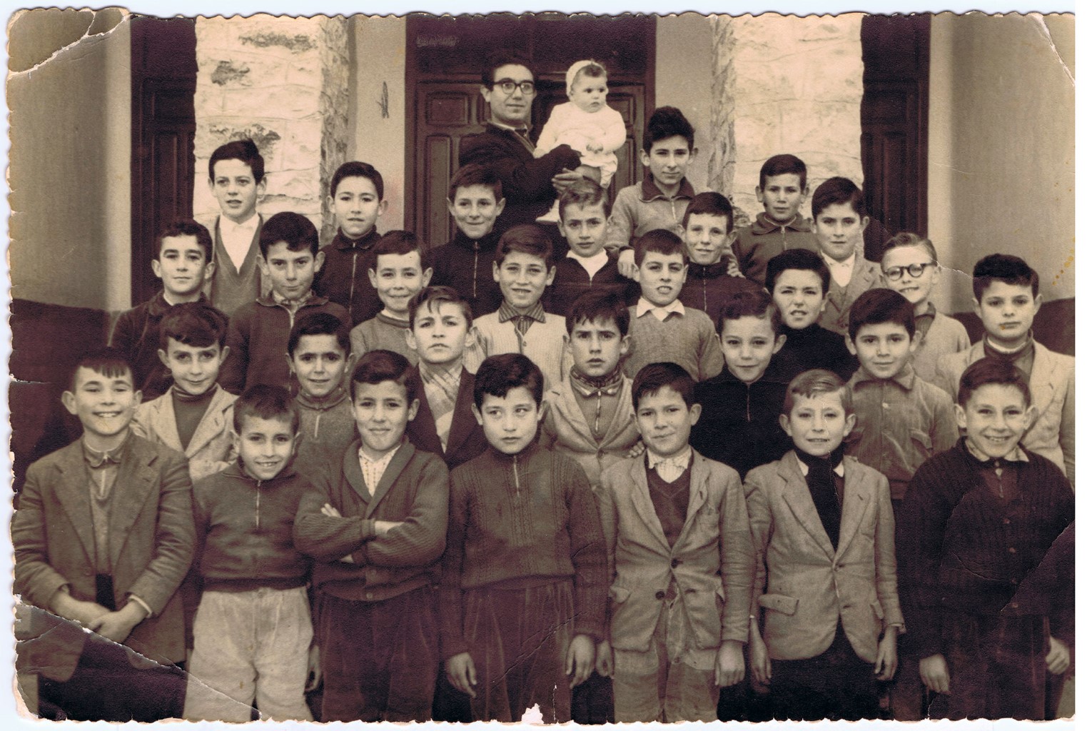 Escuelas de Santa Rita. Desde abajo a la izquierda, el tercero, Leopoldo Martínez Fernández