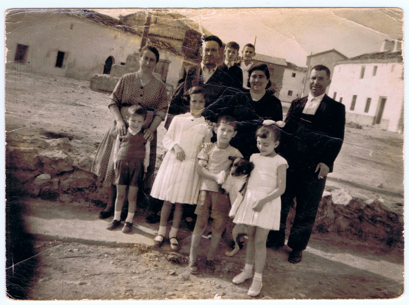 Foto de Familia: Teodora, Amalio, Aejandra, Alberto, Azarías, Esmeralda, Antoliano, Manolita y su perro "Chico"
