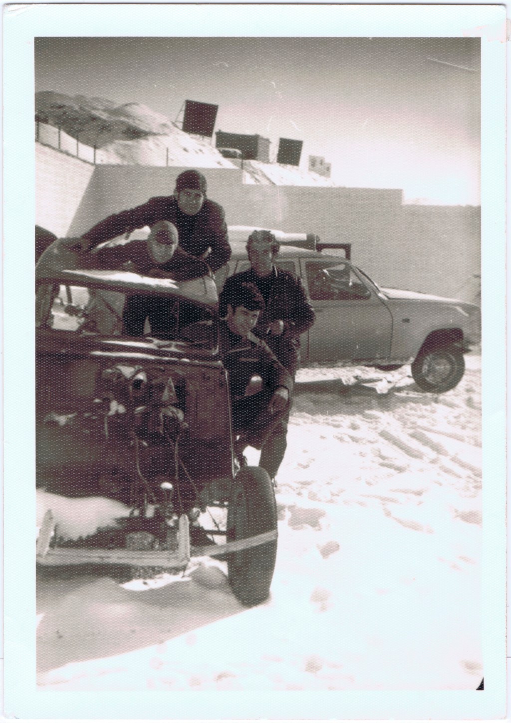 En el patio del taller, antes de hacer el depósito del agua: Frutos Quintanar, Ángel, Cástulo Martínez Fernández y Leopoldo Martínez Fernández