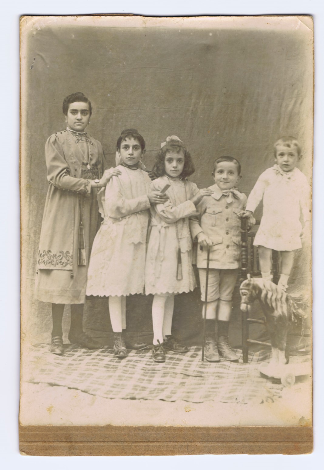 Emilia, Adela, María, Miguel y José Rodríguez Gómez
