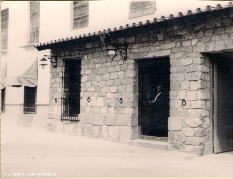 Puerta lateral de El Mesón de Don Quijote