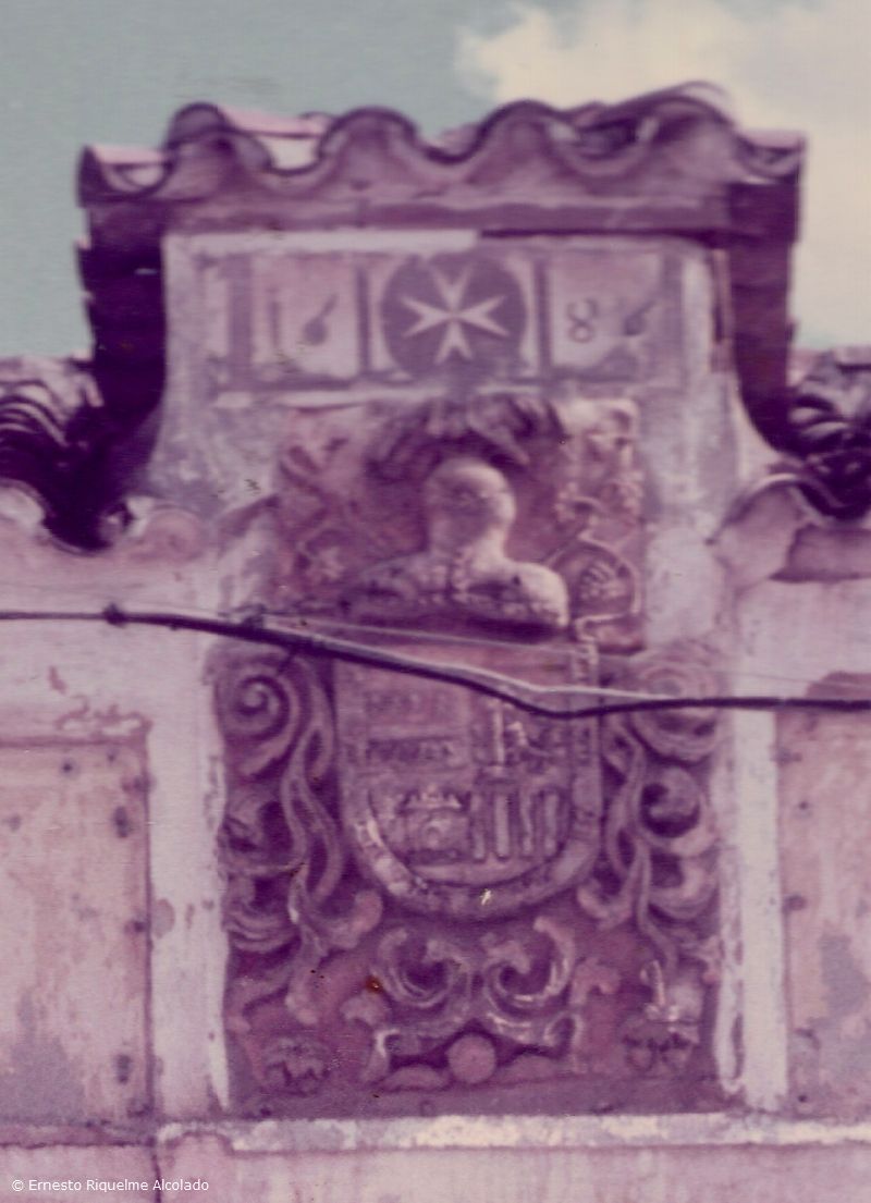 Detalle del Escudo en la Plaza Cervantes