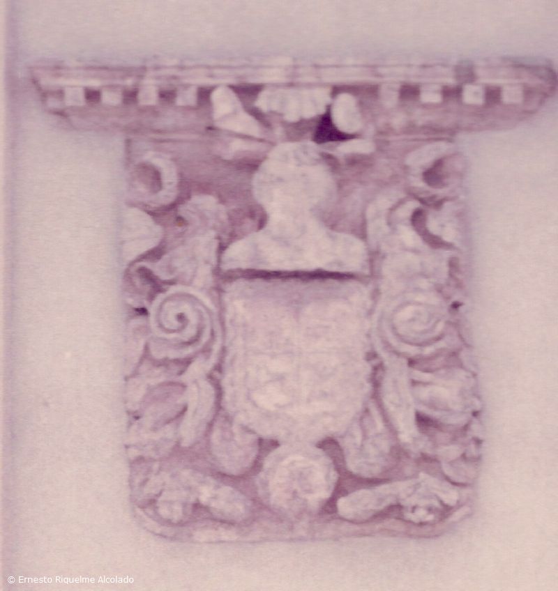 Detalle del Escudo en una casa de la plaza Cervantes