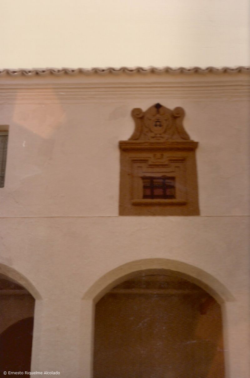 Escudo en la Ermita de Manjavacas