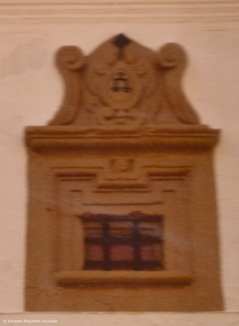 Detalle del Escudo en la Ermita de Manjavacas