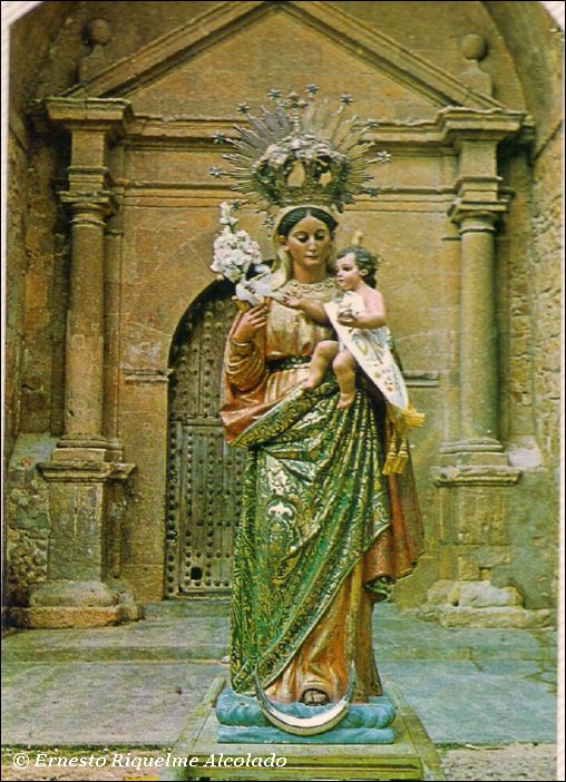 La Virgen de Manjavacas en la puerta de la Iglesia
