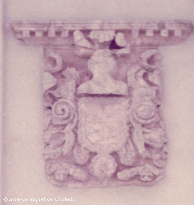 Detalle del escudo en la casa señorial de la Plaza Cervantes