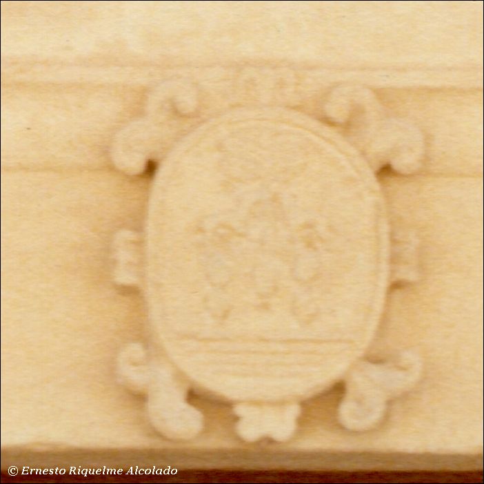 Detalle del escudo en la casa de la calle Mayor