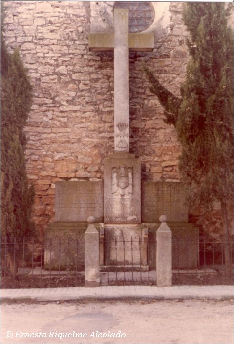 Cruz de los Caídos en la fachada de la Iglesia