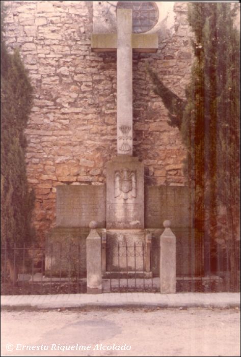 Cruz de los Caídos en la fachada de la Iglesia