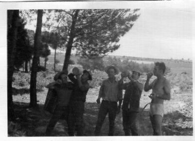Un día de campo. De izq. a dcha.: Adolfo Bernal, Paco “gorra”, Juan Ángel, Vicente “fabricante de molinos”, y Teodoro “chimeneas”.