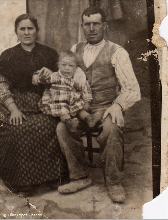 Mis abuelos Aniana Lara y Vicente López, y mi padre Petronilo López Lara.