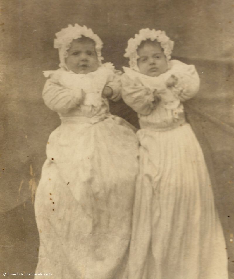 Año 1913, dos tías mías gemelas, fallecidas a los pocos días de hacerles la foto.