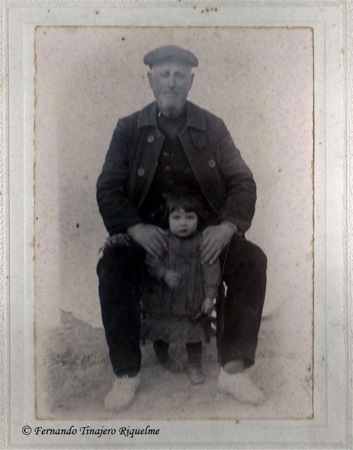 Isabel Riquelme con su abuelo Marcelino García