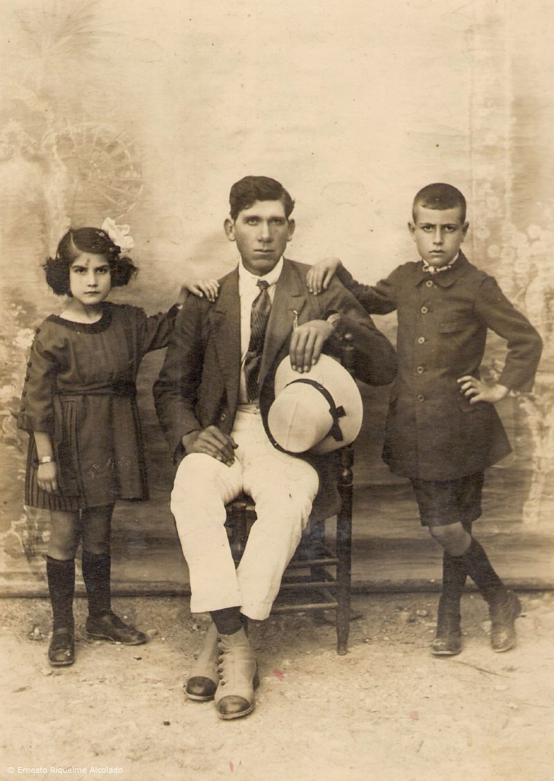 Mi abuelo Juan Riquelme Fernández con sus hijos Isabel y Ramón.