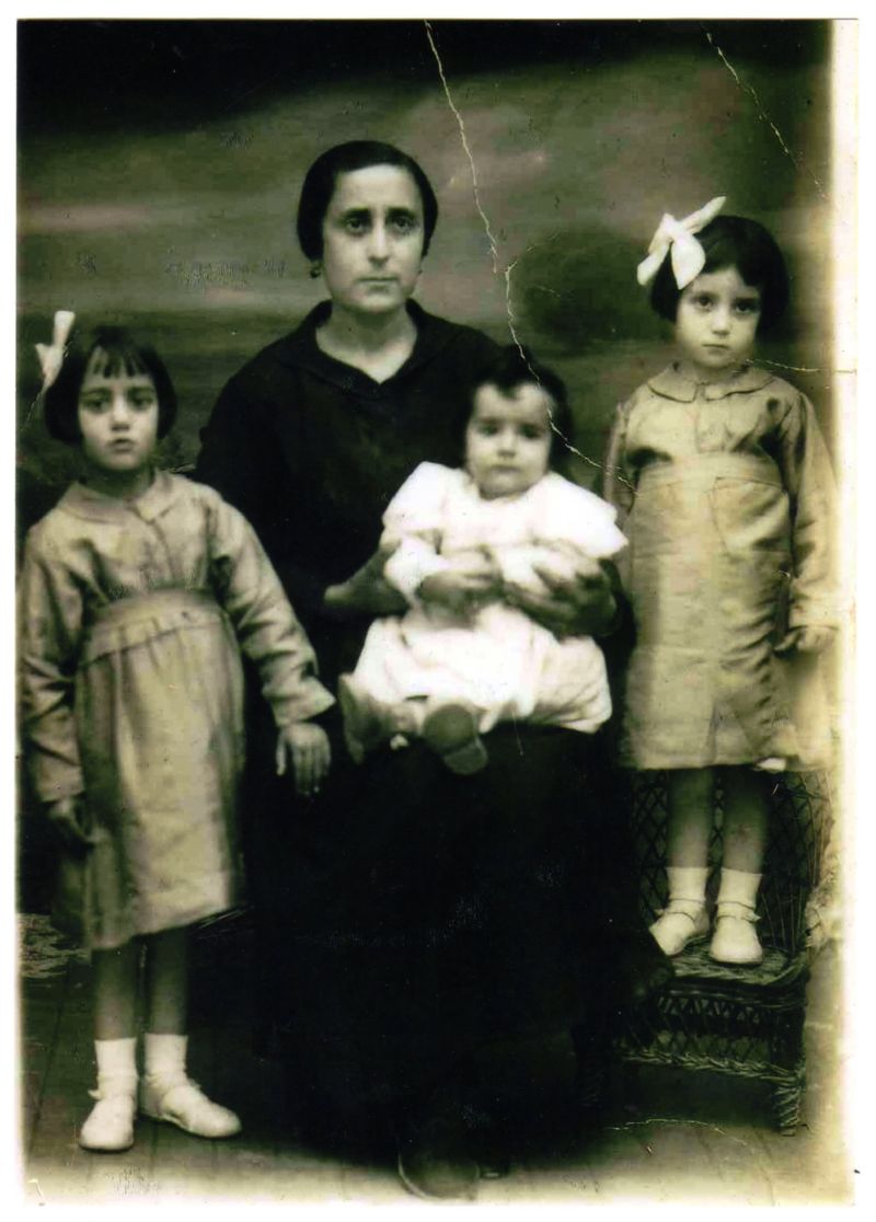Beatriz Vela con sus tres hijas: Piedad, Julia y Teresa.