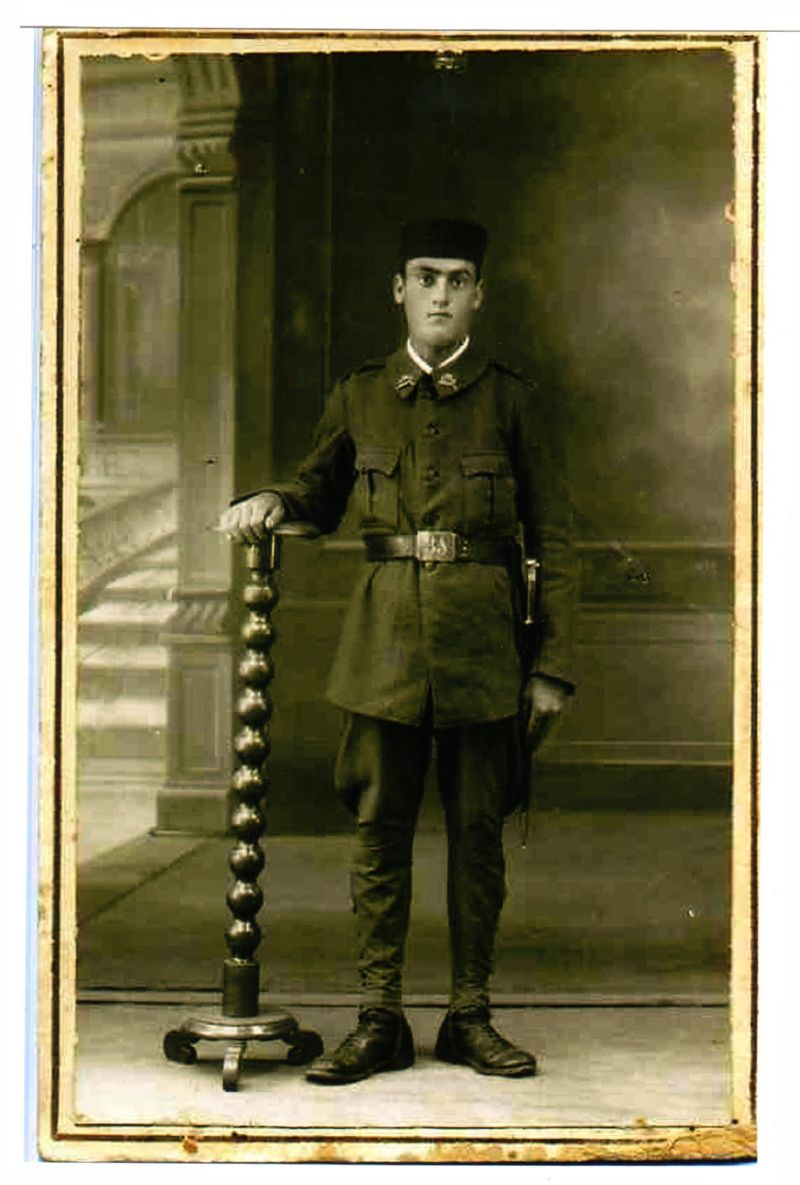 Pascual Vela de Militar a los 18 años.