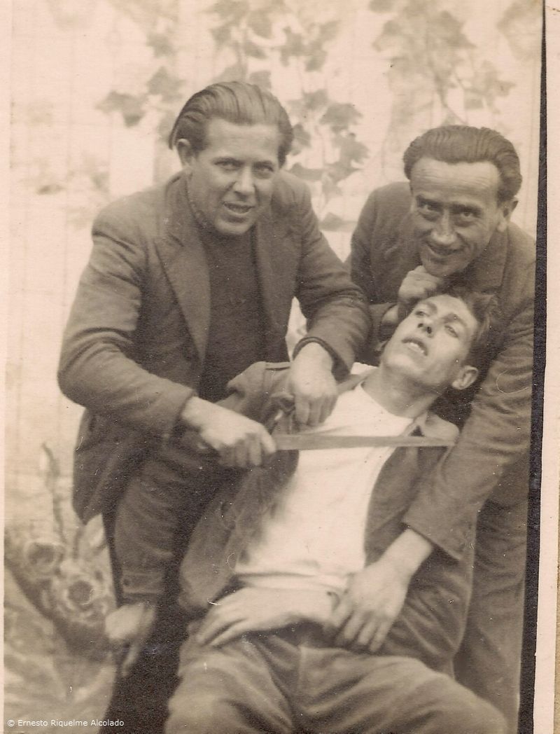 Arriba de izqda. a derecha: Rafael Moreno y Miguel Rodríguez. Al que quieren "matar" es mi padre Ramón Riquelme.