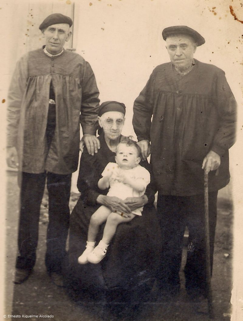 Mi abuelo Celestino Alcolado Moreno, su hermano Alejandro. Sentada, Gregoria Moreno, madre de ambos y mi hermano Antonio. Mi bisabuela Gregoria murió a los 102 años