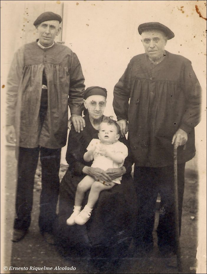 Celestino Alcolado Moreno (mi abuelo), su hermano Alejandro, con su madre Gregoria Moreno (mi bisabuela) y mi hermano Antonio.