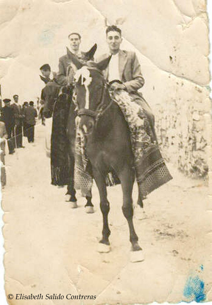 Santiago Contreras Ramírez (en primer plano) entrando a ofrecer con la mula en la Función de Ánimas del año 1952