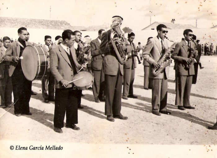 Primera actuación de la Banda de Música San Isidro, el día 15 de mayo de 1953, para el primer partido de fútbol en el Campo de Deportes San Isidro de Santa Rita.