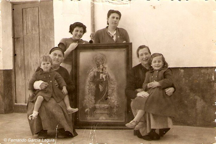 Patio de Cosme Castellanos, Hermana Milagros, María Pelailla, Madre de Bernardino y Angeles Laguía