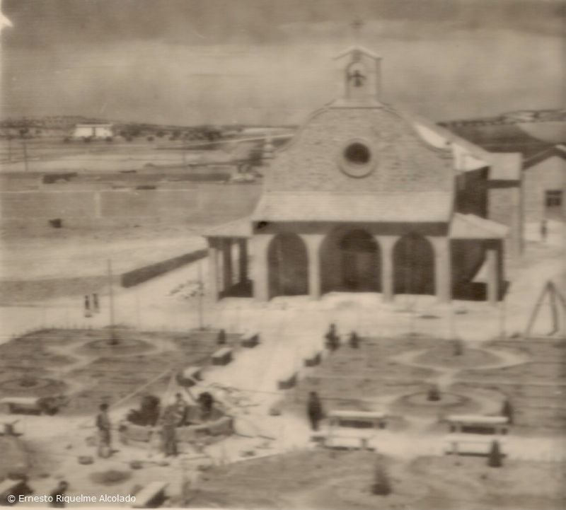 Año 1953, ermita de Santa Rita, construyendo el jardín y la fuente.