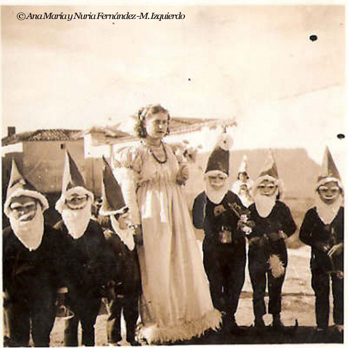 Nuestra abuela Dolores Cantarero en carnavales disfrazados de Blancanieves y los siete enanitos.