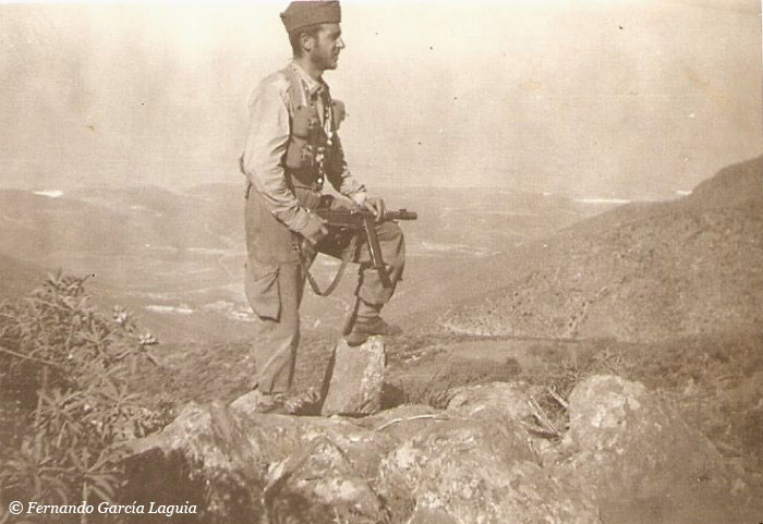 Antonio García Fernández, montando guardia, en la Guerra de Ifni
