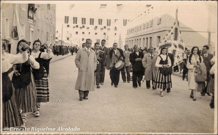 Grupo de Coros y Danzas de Mota del Cuervo en Cuenca - Coronación de la Virgén de las Angustias el día 31 de mayo de 1957.