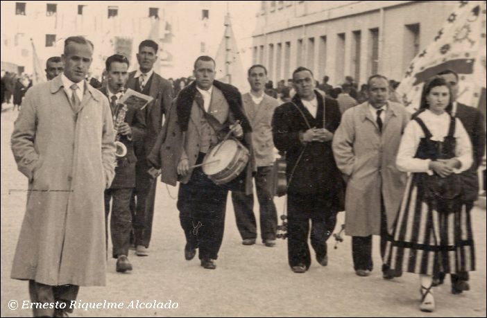 Grupo de Coros y Danzas de Mota del Cuervo en Cuenca - Coronación de la Virgén de las Angustias el día 31 de mayo de 1957