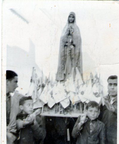 Procesión de la Virgen de Fátima. A la derecha el sacristán.