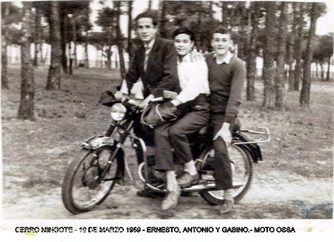 Ernesto, Antonio y Gabino en una moto Ossa.