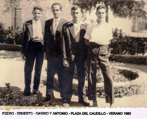 Pedro, Ernesto, Gabino y Antonio en la Plaza del Caudillo en el verano de 1960.