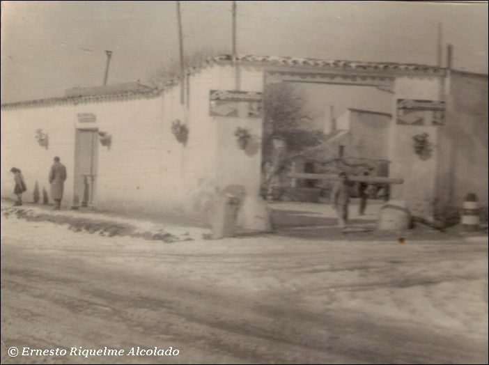 Carretera General cruce con la carretera a Los Hinojosos - Almacén de Construsol Ernesto Laguia Morales, cargado con un tubo, en la acera el Maestro de Harinas.