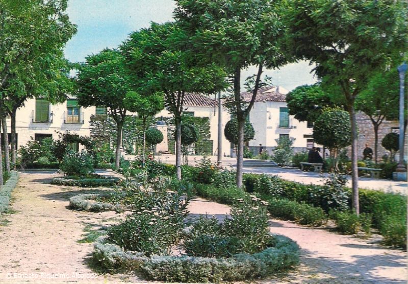 Postal del año 1961, Jardin de la Plaza del Caudillo, con el monumento a José Antonio.