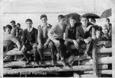 Una tarde de toros. de izq.. a dcha.: Jesús Sandoval, Santiago Cruz, "SELE" de Las Mesas, Luis Mellado, y Adolfo Bernal. 17 de septiembre de 1963.