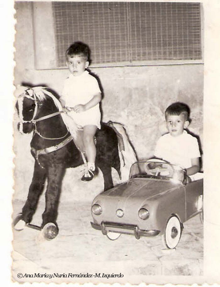 Foto familiar, el del caballo es nuestro padre José Fernández y el del coche nuestro tío Antonio Fernández